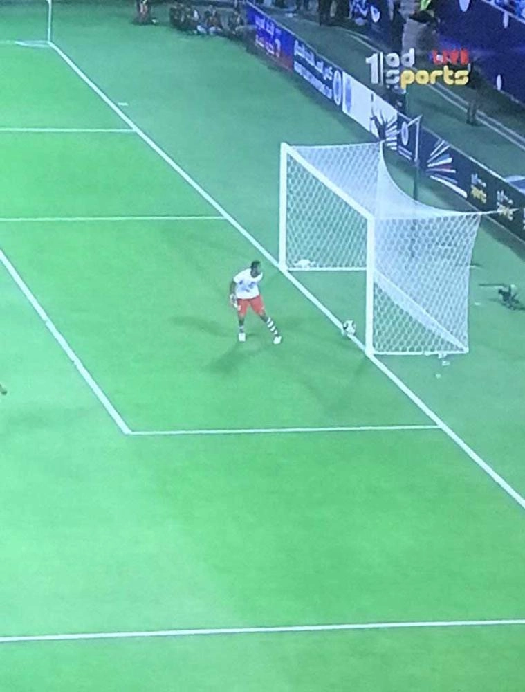 






لقطتان لكرة البريك التي احتسبت هدفا                                                                                 (مكة)