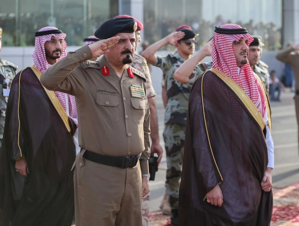 






عبدالعزيز بن سعود خلال رعايته العرض العسكري لقوات أمن الحج  (ياسر بخش)