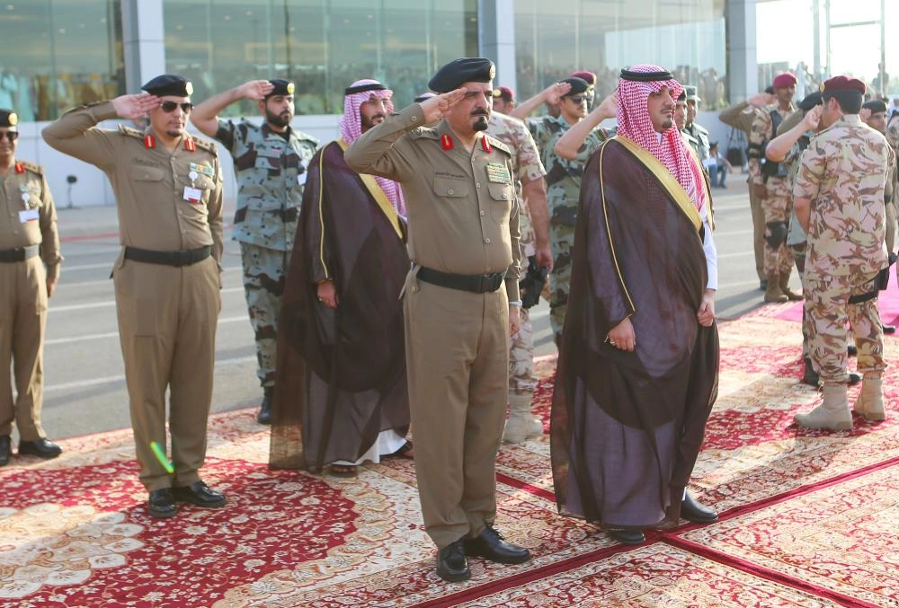 عبدالعزيز بن سعود خلال رعايته العرض العسكري لقوات الأمن المشاركة في الحج (ياسر بخش)