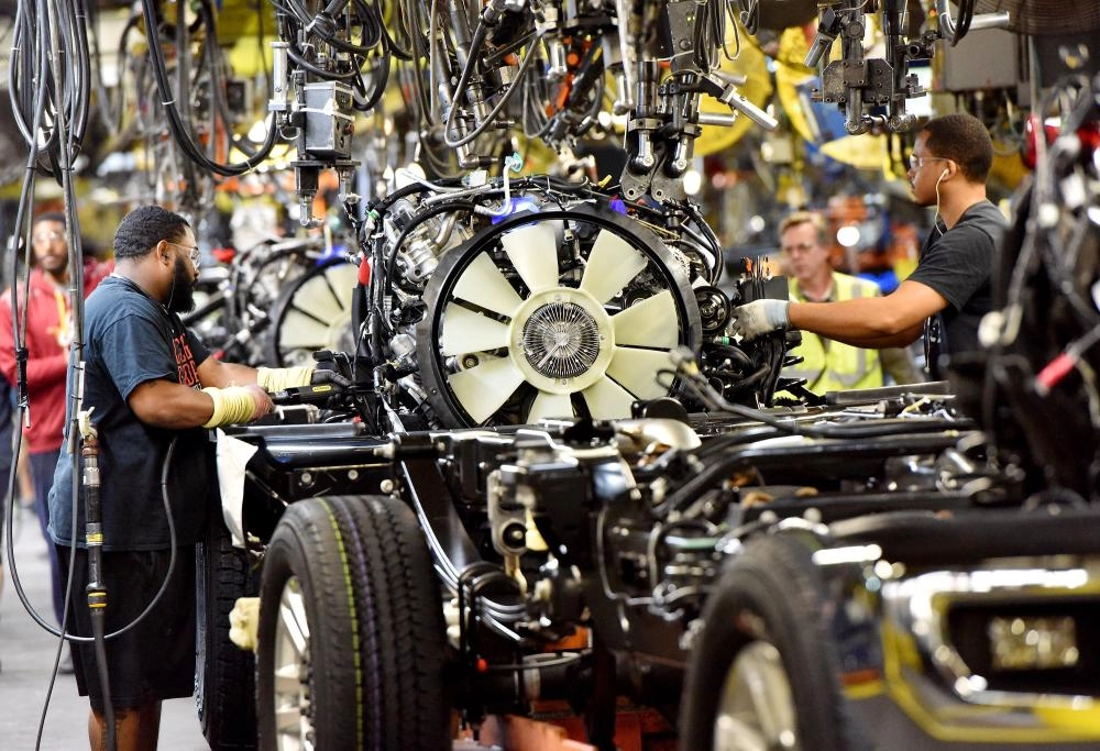 






أثناء تركيب محرك إحدى السيارات                                                                                                                   (مكة)