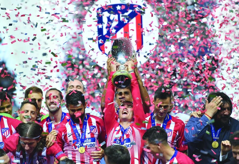 لاعبو أتلتيكو مدريد يحتفلون بالكأس (د ب أ)