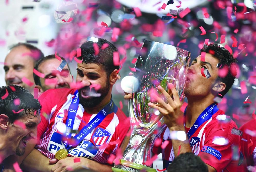 لاعبو أتلتيكو مدريد يحتفلون بالكأس (د ب أ)