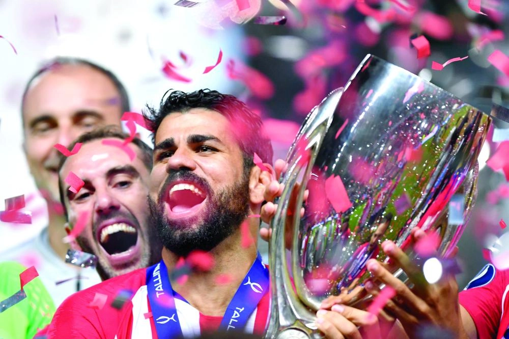 لاعبو أتلتيكو مدريد يحتفلون بالكأس (د ب أ)