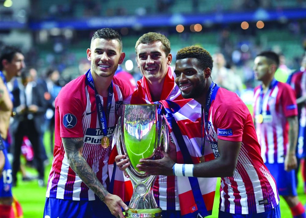 لاعبو أتلتيكو مدريد يحتفلون بالكأس (د ب أ)