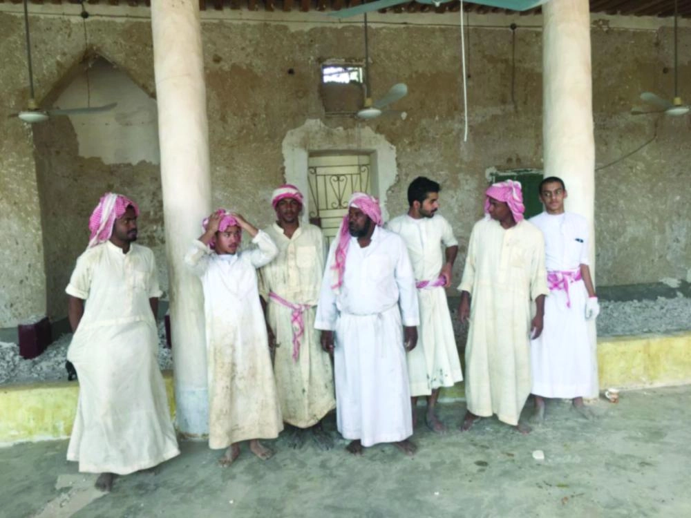 إبراهيم الحمدان مع فريقه المساهم بترميم المسجد (مكة)