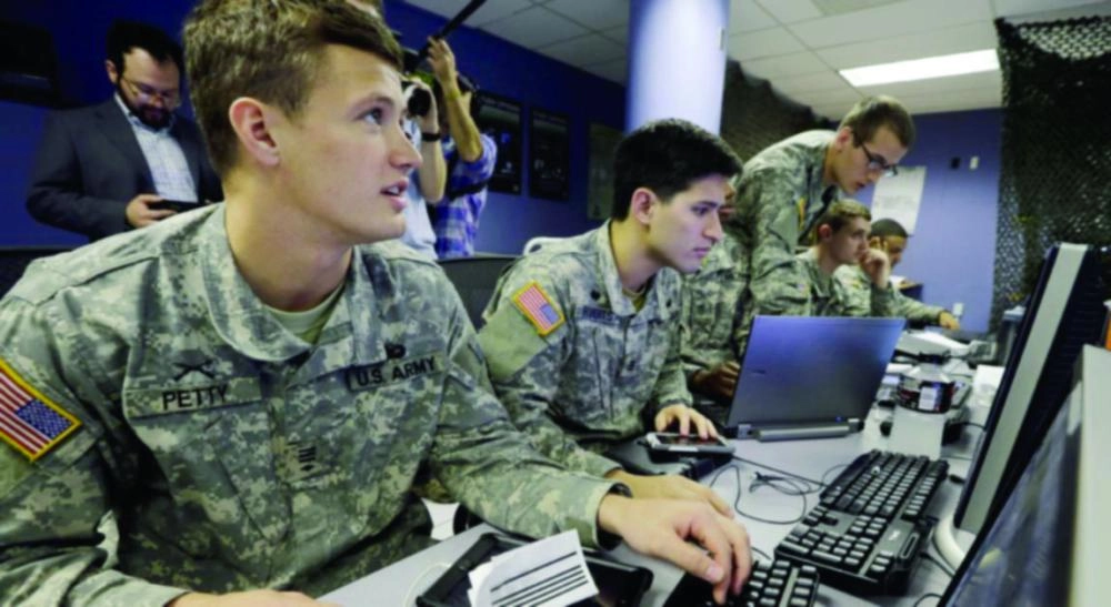 






ضباط أمريكيون في أحد مراكز الاتصالات الحكومية                                           (تويتر)