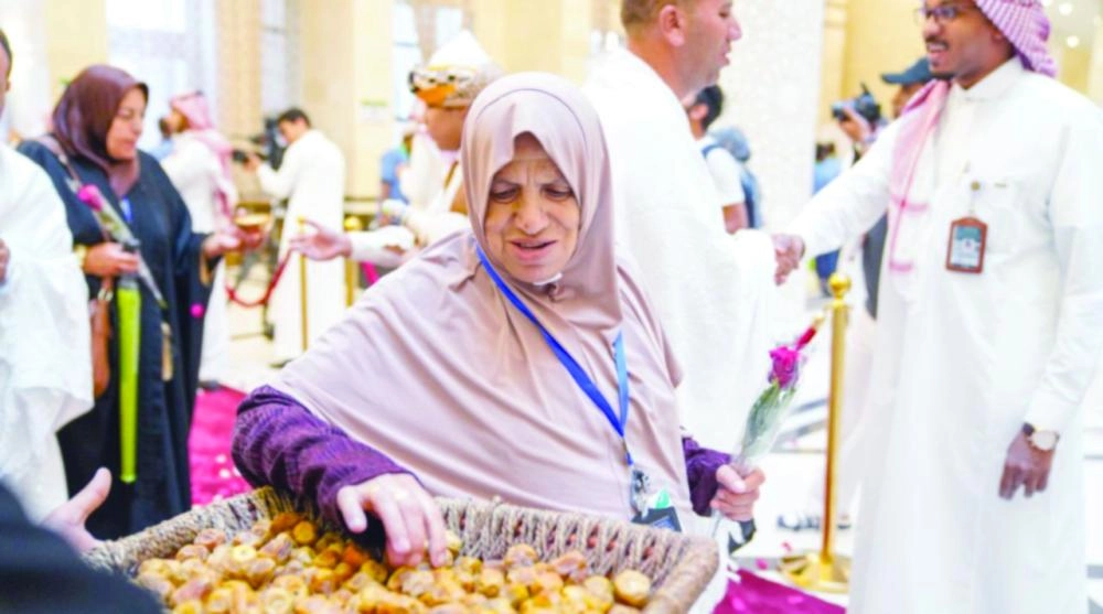 مسؤولو البرناج استقلبوا الحجاج بالقهوة والتمر                                                  (مكة)