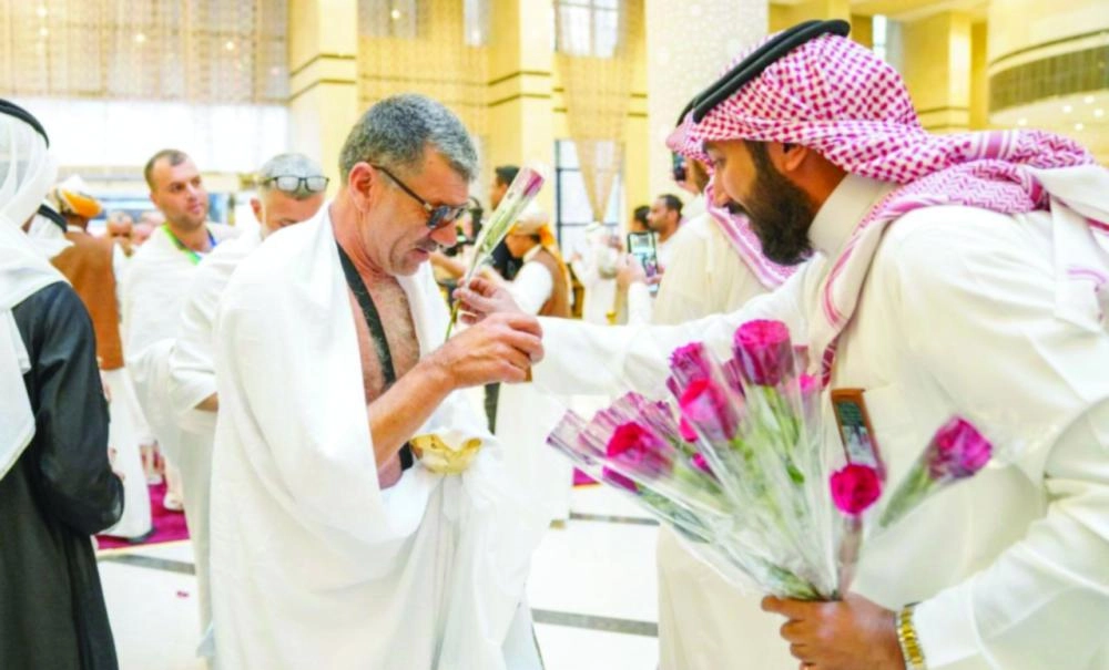 






موظف يوزع الورود على حجاج فلسطين                        (مكة)