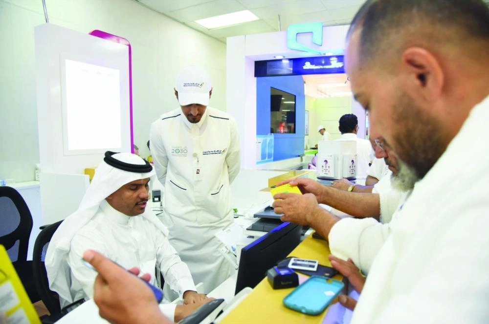 






أثناء تقديم خدمات اتصالات للحجاج