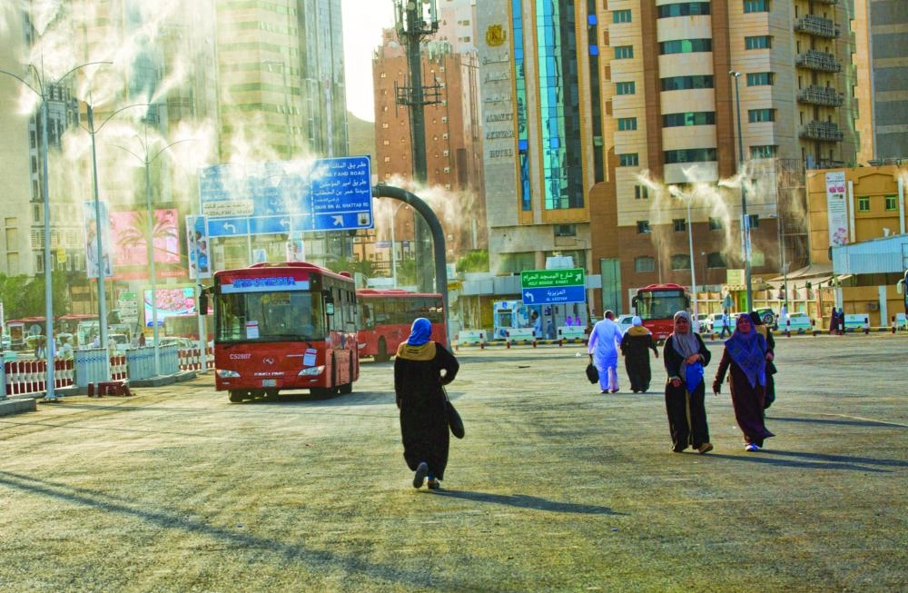 مراوح الرذاذ تعمل على تلطيف الجو  (أنس الحارثي)