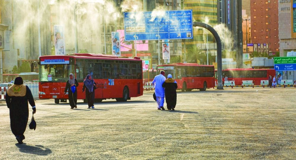 






مراوح الرذاذ تعمل على تلطيف الجو             (أنس الحارثي) 