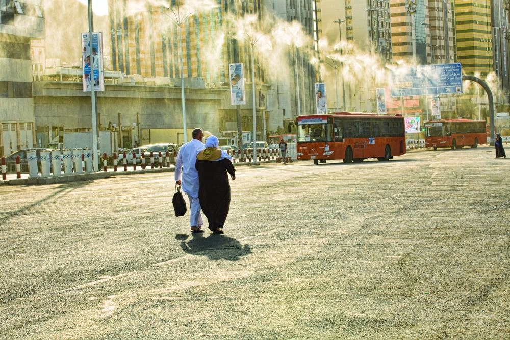 مراوح الرذاذ تعمل على تلطيف الجو  (أنس الحارثي) 