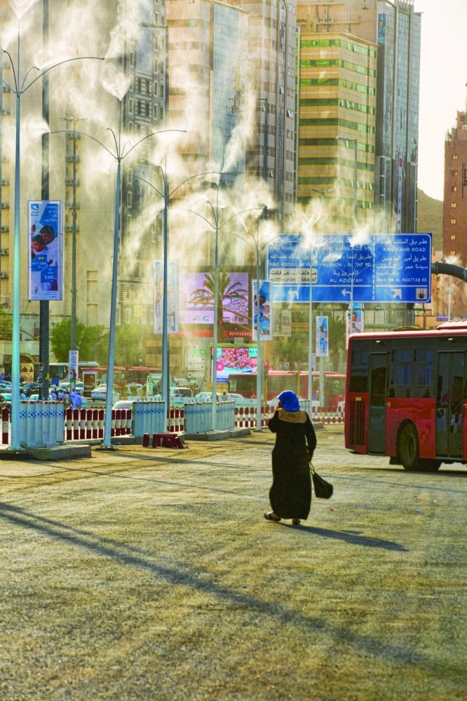 مراوح الرذاذ تعمل على تلطيف الجو  (أنس الحارثي)