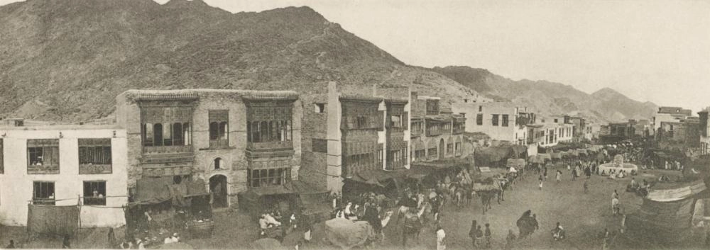 حركة الحجاج عبر وادي منى إلى سهل عرفات، ويمثل العمود المسور ما يسمى بالشيطان الثاني (الجمرة الوسطى)