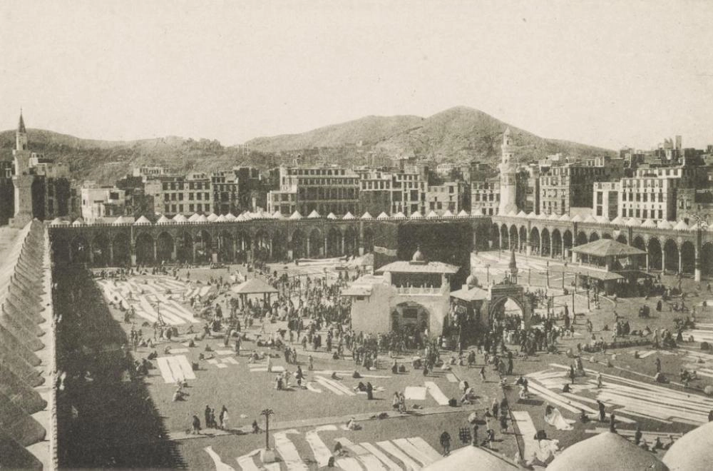 المسجد الحرام من المئذنة الشرقية، ويظهر في المقدمة بيت زمزم والكعبة خلفه