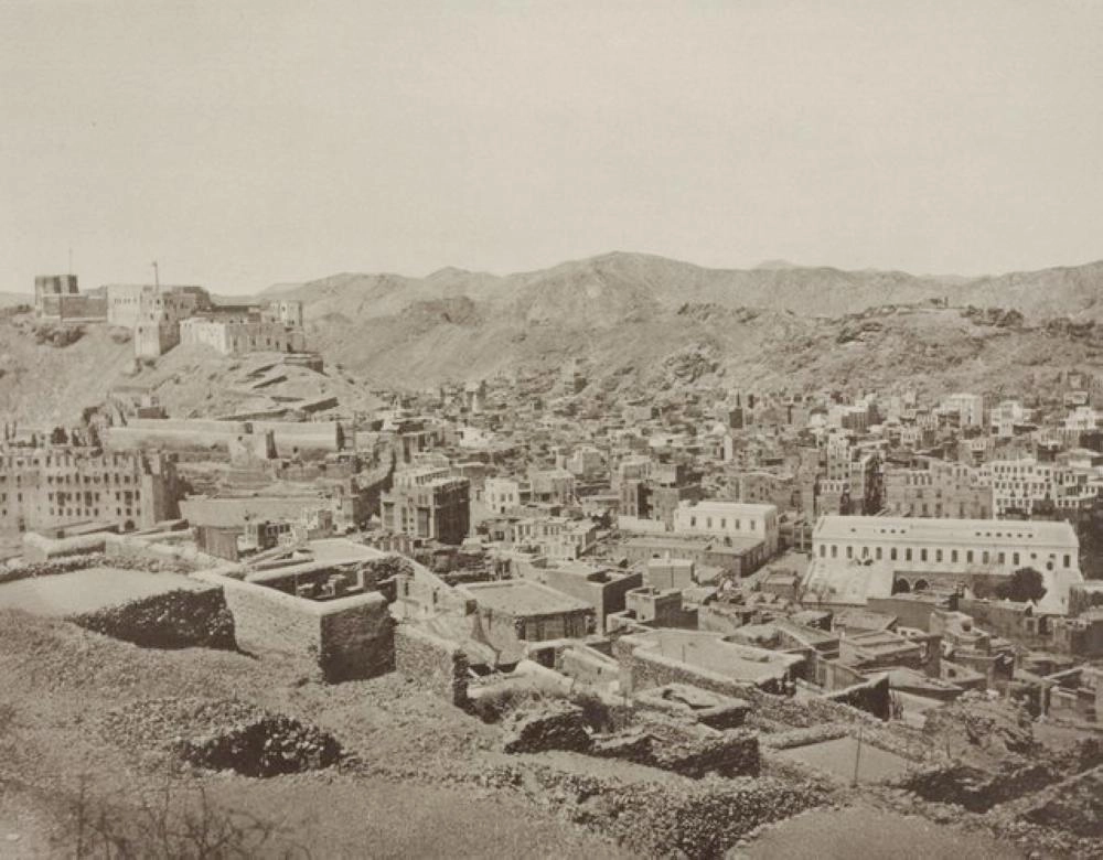 منظر لمكة وتظهر قلعة جياد في يسار الخلفية. المبنى الكبير إلى اليمين هو مبنى الحميدية، وتوجد المطبعة على اليسار بالقرب منه