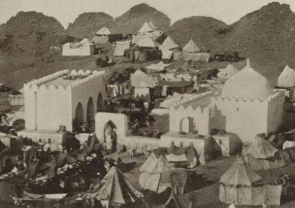 مخيمات الحجاج حول ضريح السيدة ميمونة؛ الطريق الظاهر في الخلفية يؤدي إلى مكة