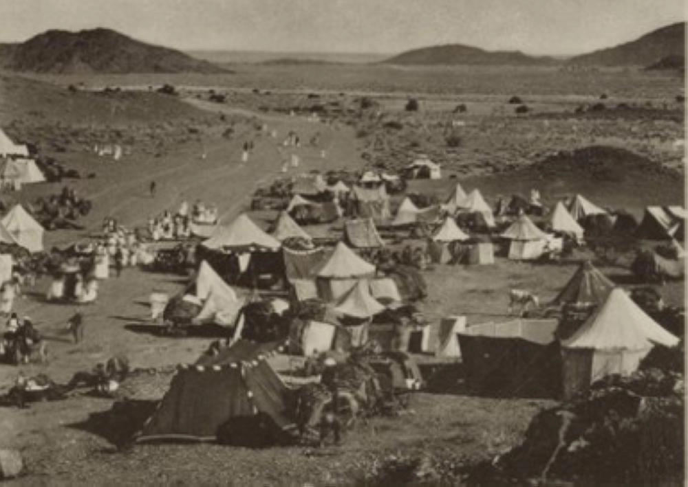 مخيمات الحجاج حول ضريح السيدة ميمونة؛ الطريق الظاهر في الخلفية يؤدي إلى مكة