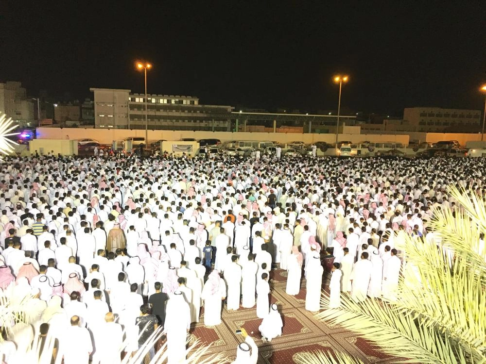 الجموع تؤدي صلاة الجنازة على ضحايا حادث صلالة (مكة)