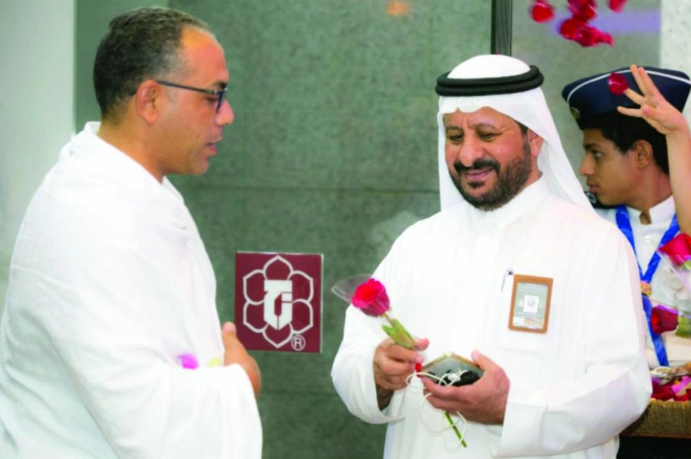 من استقبال الحجاج من أسر شهداء ومصابي الجيش والشرطة المصرية (واس)