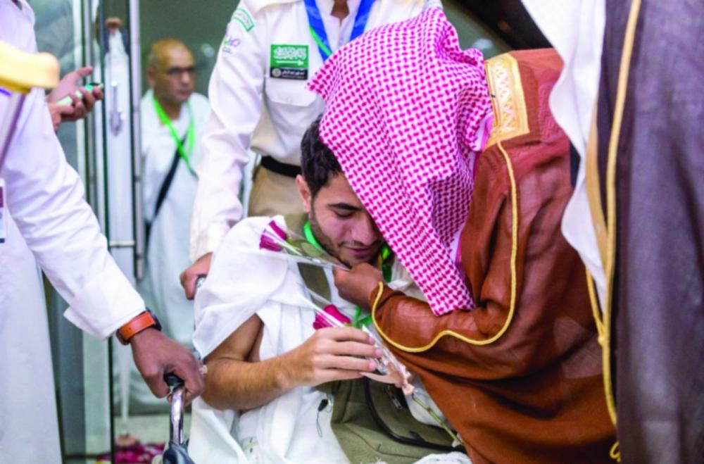 من استقبال الحجاج من أسر شهداء ومصابي الجيش والشرطة المصرية (واس)