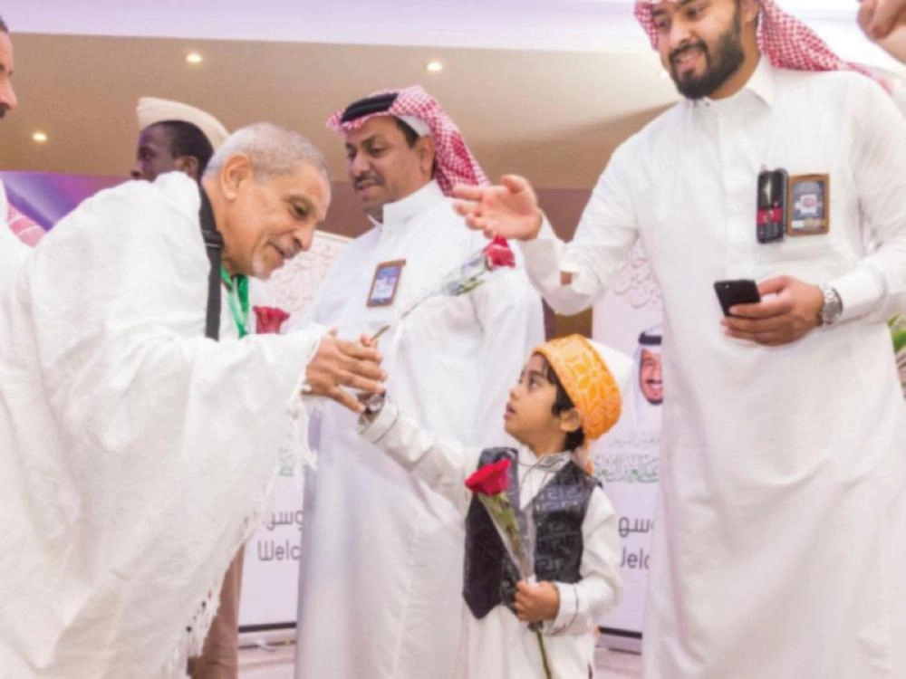 من استقبال الحجاج من أسر شهداء ومصابي الجيش والشرطة المصرية (واس)