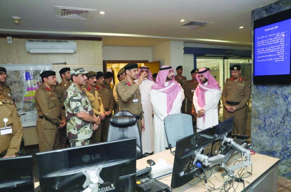






عبدالله بن بندر خلال تفقده غرفة القيادة والسيطرة بالأمن العام                                              (واس)