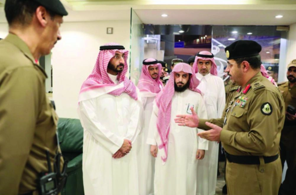 






.. ويستمع لشرح حول أعمال الأمن بالحج