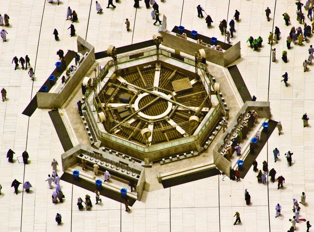 

مشربيات زمزم ودورات المياه المنتشرة في ساحات الحرم العلوية والسفلية