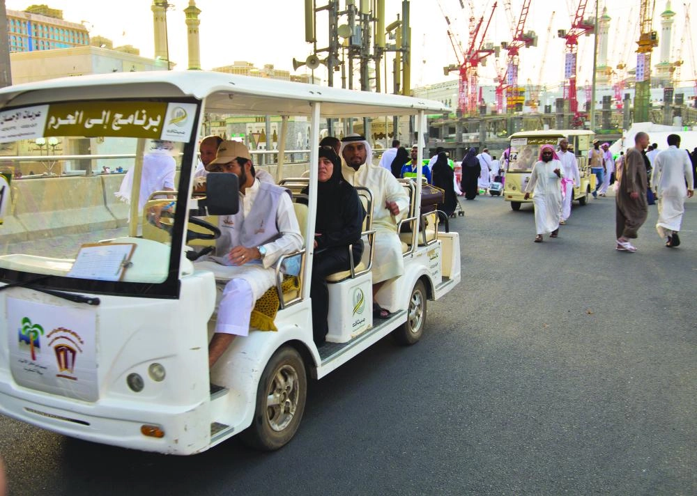 

النقل إلى المسجد الحرام بعربات القولف من قبل الرئاسة وبمساعدة جهات أخرى مثل مؤسسات الطوافة