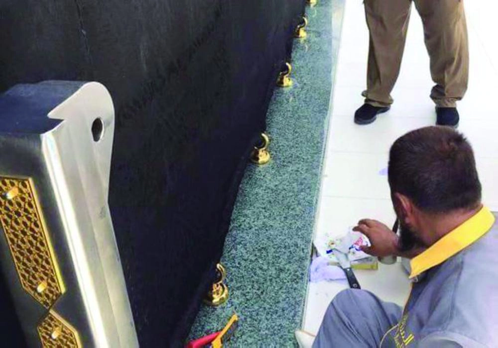 

حلق ذهبية لربط ثوب الكعبة بالشاذروان