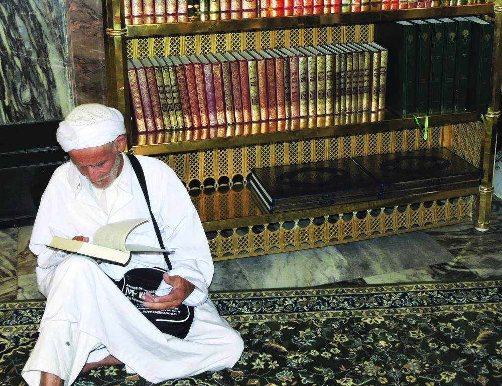 

كتب للمكفوفين يمين دولاب مصاحف في الحرم