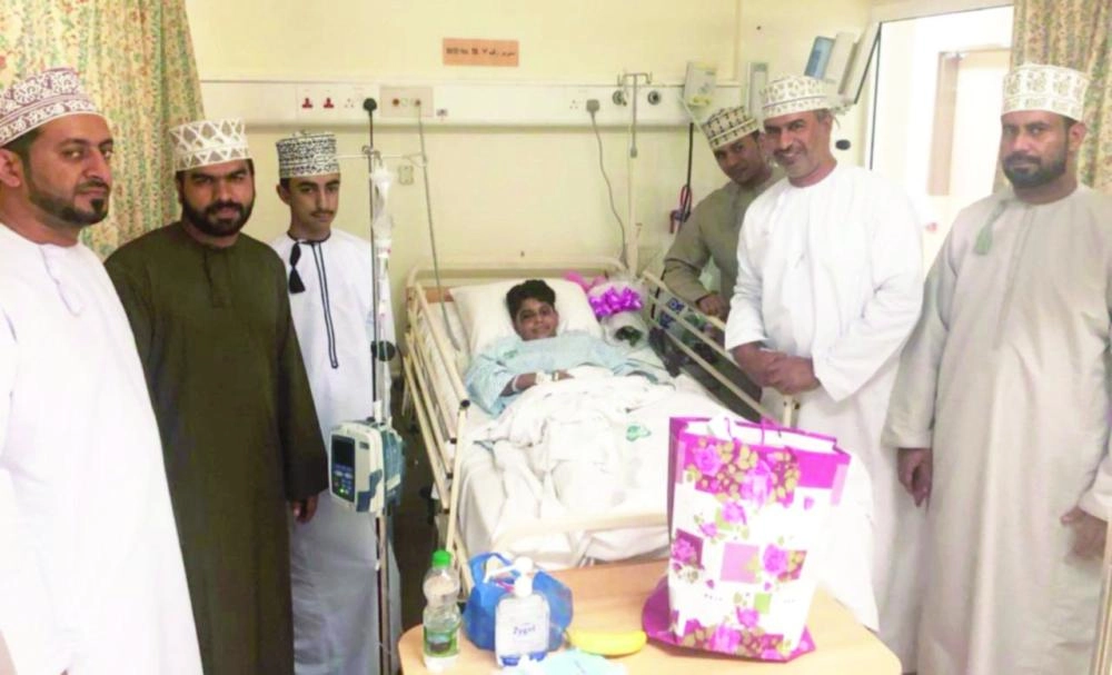 العمانيون يزورون المصاب سعود العباد      (مكة)