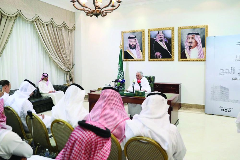 خالد الفيصل خلال المؤتمر الصحفي في منى اليوم (مكة)