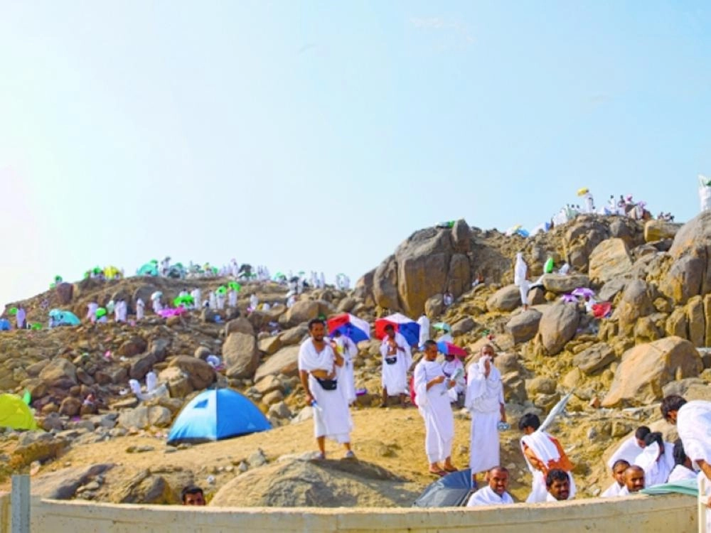 حجاج وصلوا إلى مشعر عرفات أمس (أنس الحارثي)