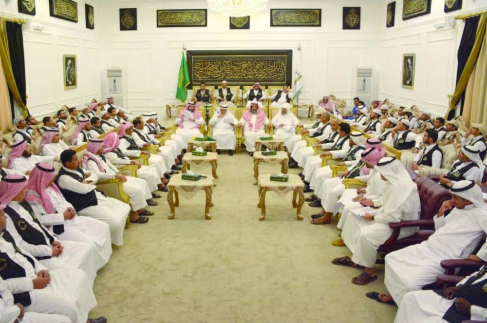 






موظفون بمجمع الكسوة يناقشون أمس آلية استبدال ثوب الكعبة                                      (واس)