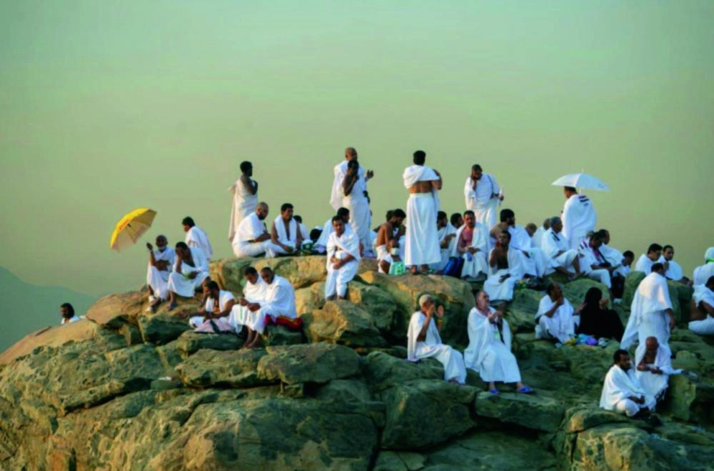 أسر شهداء فلسطين ومصر خلال وقوفهم على صعيد عرفة (واس)