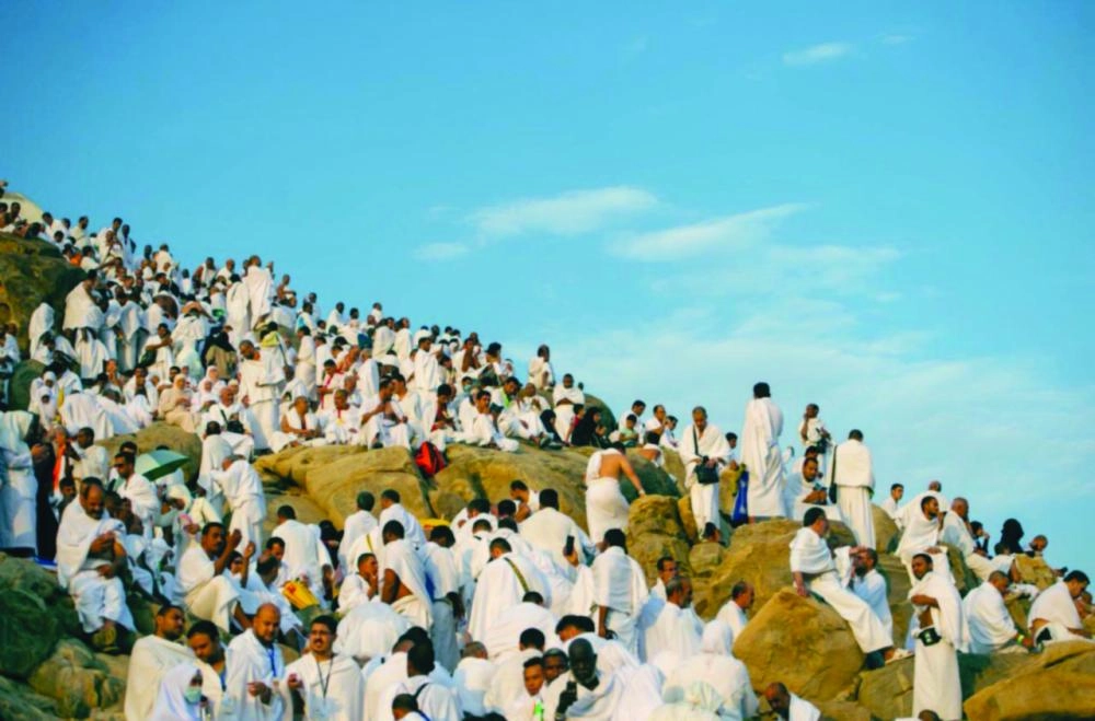 أسر شهداء فلسطين ومصر خلال وقوفهم على صعيد عرفة (واس) 