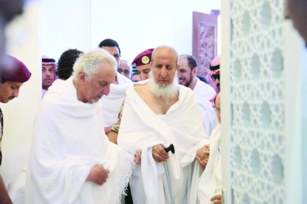 خالد الفيصل والمفتي خلال دخولهما إلى مسجد نمرة