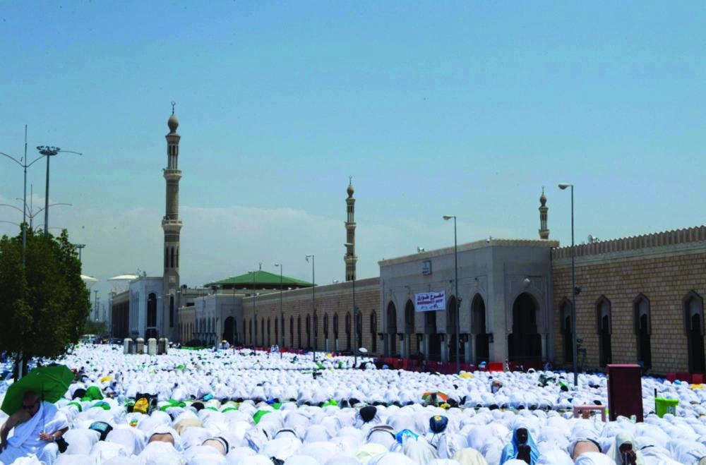 جموع الحجيج خلال أداء صلاتي الظهر والعصر جمعا وقصرا في مسجد نمرة بعرفات (واس)