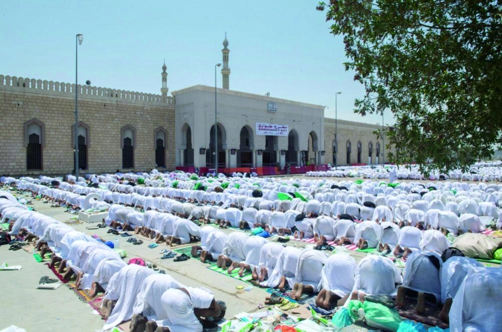 جموع الحجيج خلال أداء صلاتي الظهر والعصر جمعا وقصرا في مسجد نمرة بعرفات (واس)