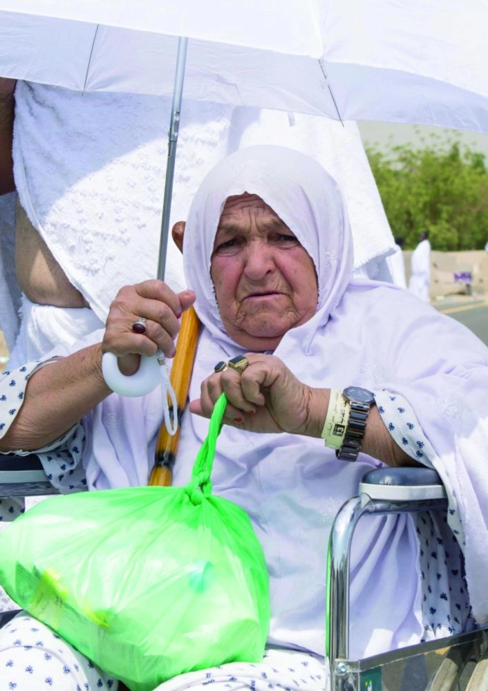 حاجة خلال وقوفها بعرفات