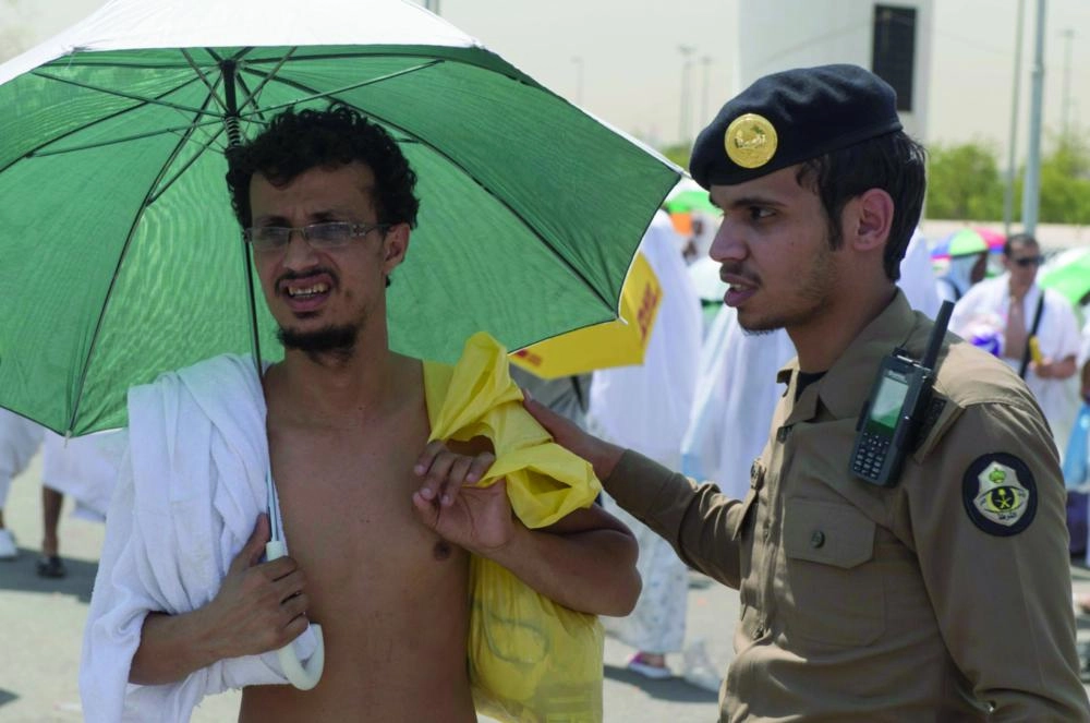 رجل أمن خلال إرشاده أحد الحجاج