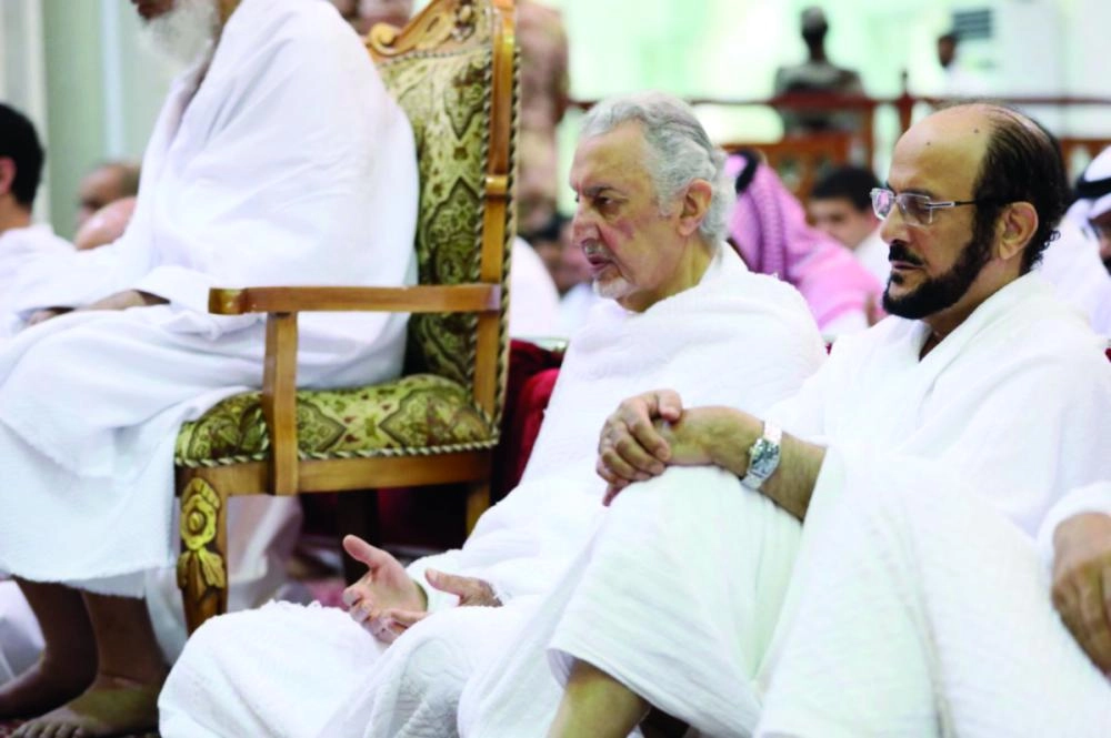 خالد الفيصل متقدما المصلين في مسجد نمرة (مكة)