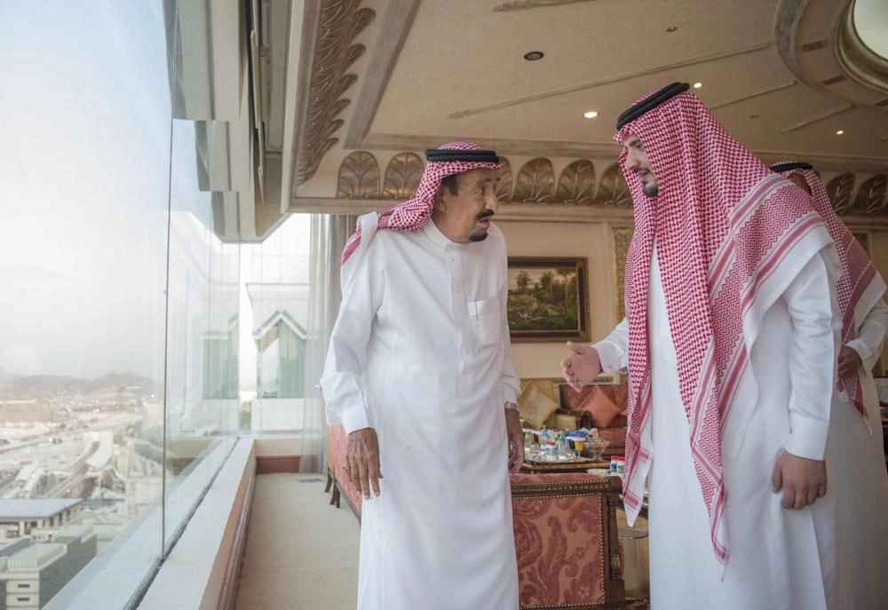 الملك سلمان لدى وصوله إلى منى اليوم للإشراف على راحة الحجاج (واس)