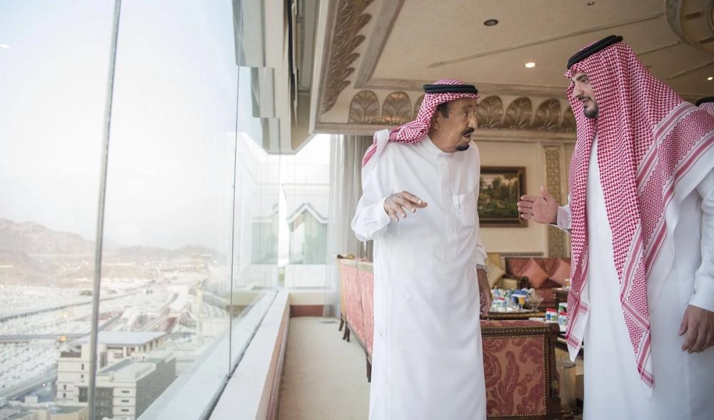 الملك سلمان لدى وصوله إلى منى اليوم للإشراف على راحة الحجاج (واس)
