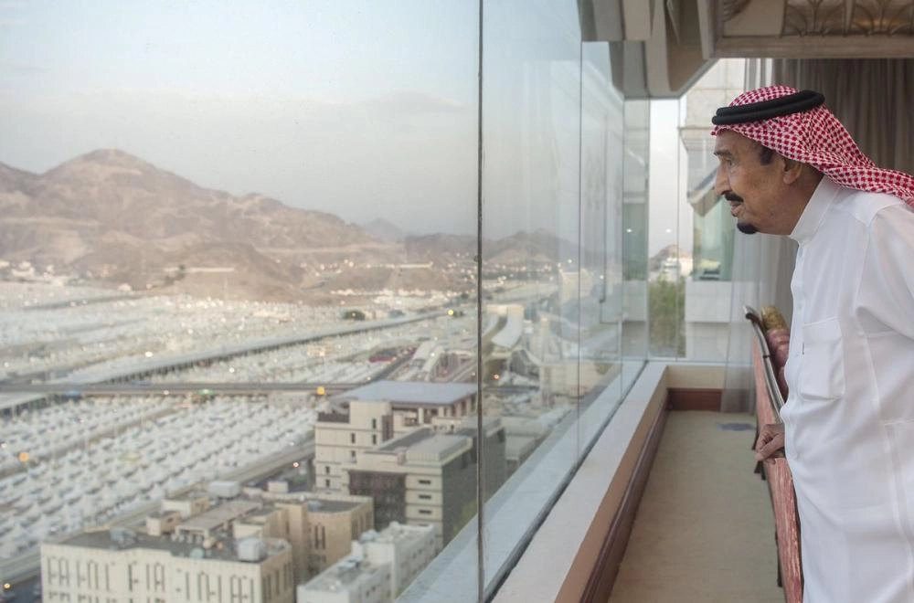 الملك سلمان لدى وصوله إلى منى اليوم للإشراف على راحة الحجاج (واس)