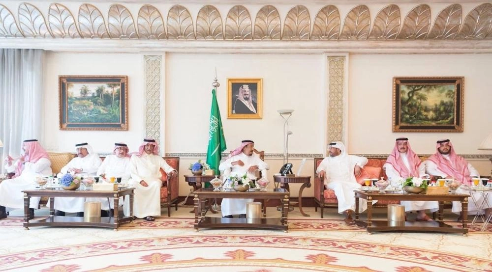 الملك سلمان لدى وصوله إلى منى اليوم للإشراف على راحة الحجاج (واس)