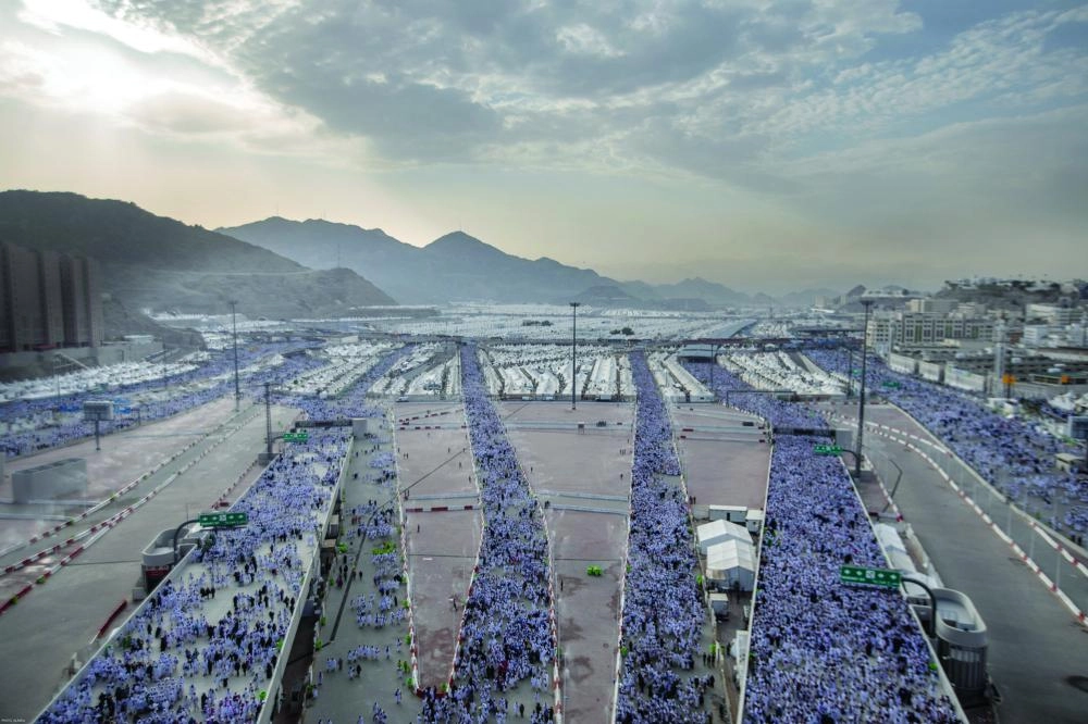 مواكب الحجاج في طريقهم لرمي جمرة العقبة   (ياسر بخش)