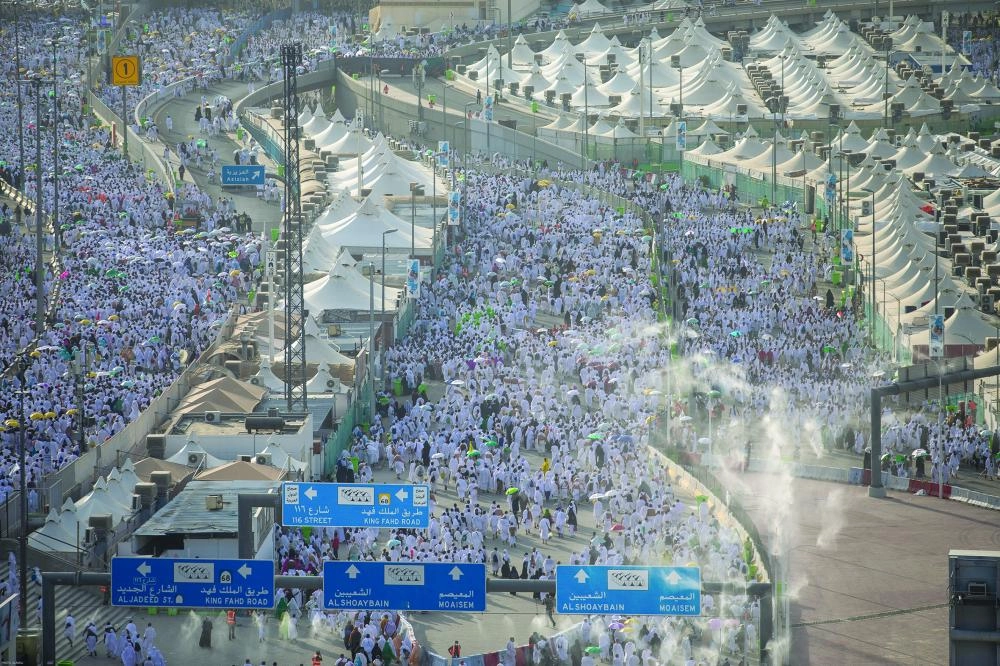 ضيوف الرحمن خلال استقرارهم في مشعر منى أمس (ياسر بخش)